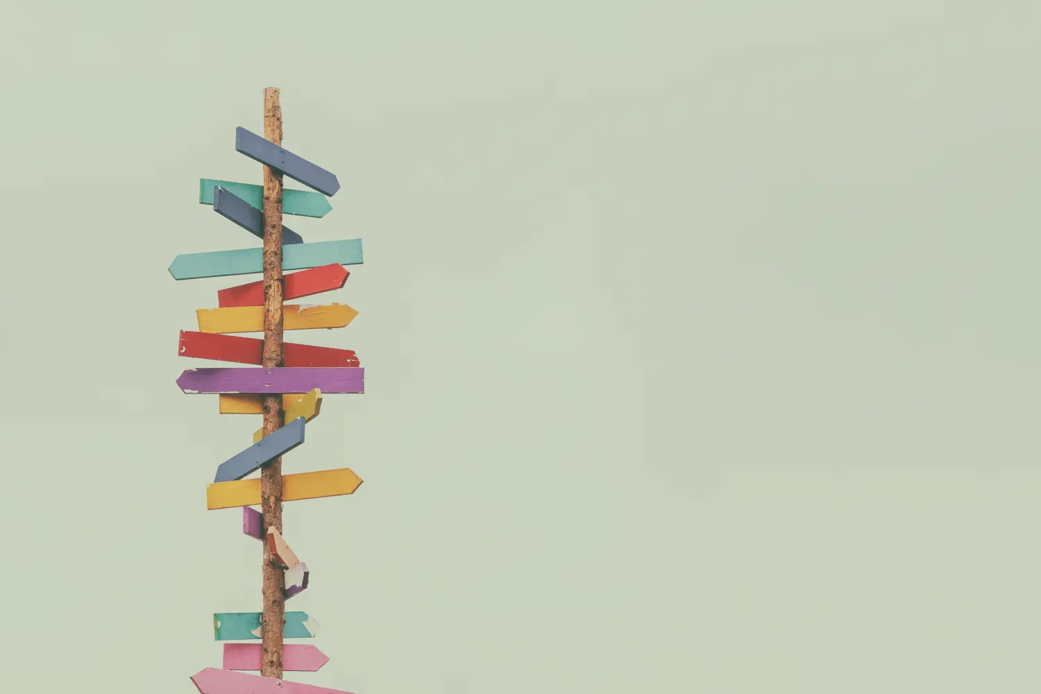 Retro-Stilbild von bunten Richtungspfeilschildern aus Holz