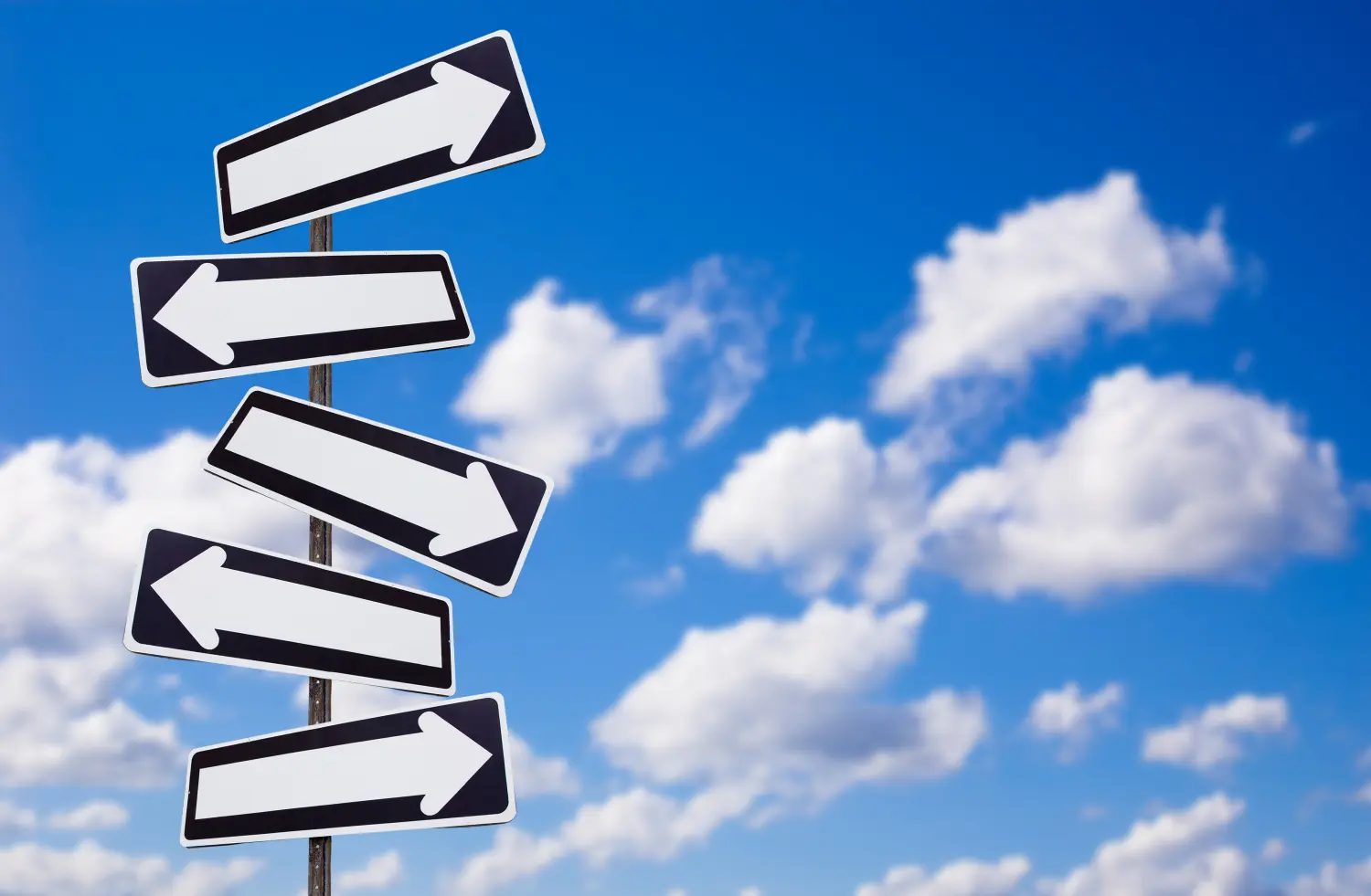 Wegweiser und Himmel